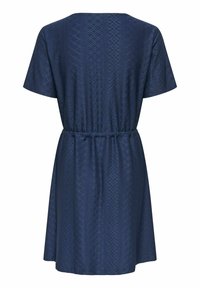 Robe bleu marine à manches courtes avec motif losange texturé, taille cintrée et ourlet longueur genou, vue de dos.
