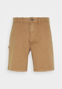 Shorts en coton couleur fauve avec une coupe droite, poches avant et une fermeture à bouton à la taille. Texture lisse, coutures soignées, design classique.