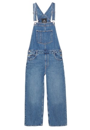 Salopette in denim blu chiaro con vestibilità ampia, gambe dritte, spalline regolabili, tasche frontali e toppa con marchio sul bavero.