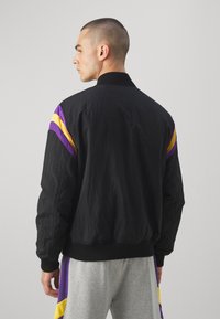 New Era NBA LOS ANGELES LAKERS PANEL BOMBER - Športne kratke hlače - black