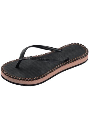 Chancla negra con suela de goma texturizada, que presenta tiras negras y una base rosa decorada con costuras a contraste.
