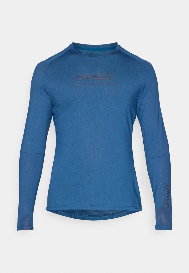 Camisa deportiva de manga larga azul con escote redondo, hecha de tejido transpirable, que presenta el logo de "Oakley" en un tono más oscuro en la parte delantera y en la manga.