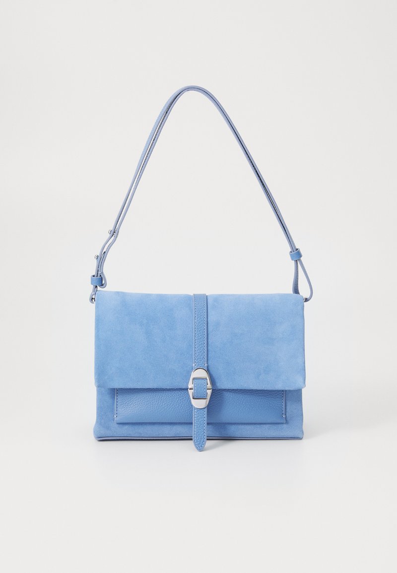 Bolsa de mão em camurça azul com uma base em couro liso, aba dobrável, detalhe em fivela prateada e uma alça longa ajustável.