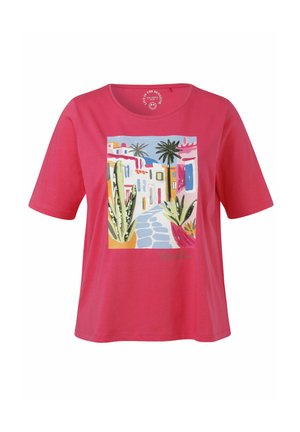T-shirt rose à manches courtes avec une scène de rue peinte et colorée représentant des palmiers et des immeubles sur le devant.