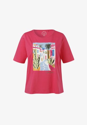 Roze T-shirt met korte mouwen met een kleurrijk geschilderd straattafereel met palmbomen en gebouwen op de voorkant.