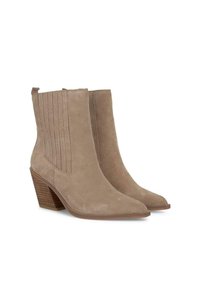 Botines de ante beige con punta afilada, detalles acanalados en los lados y un tacón apilado de 3 pulgadas. Textura suave y diseño minimalista.