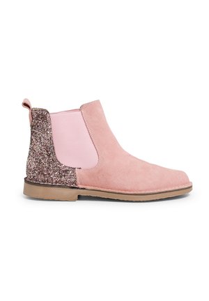 Bottine en daim rose avec des panneaux latéraux élastiques, un talon arrière pailleté, une pointe lisse et une semelle plate de couleur marron clair.