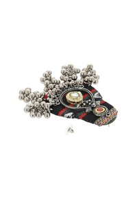 Spilla in tessuto con accenti in metallo argentato, presenta un dettaglio di pietra centrale, campanellini decorativi e una base in tessuto intrecciato multicolore.