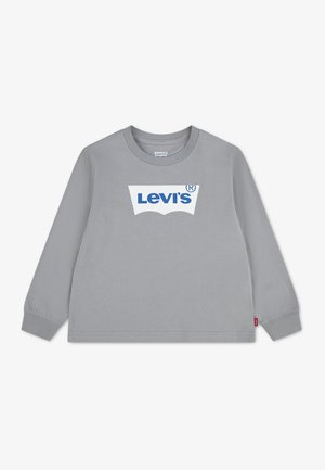 Grå langærmet T-shirt med rund hals og blåt og hvidt Levi's-logo på brystet samt et lille rødt Levi's-mærke i sidesømmen.