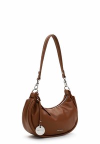 Sac à bandoulière en cuir marron avec fermeture éclair argentée, quincaillerie argentée et étiquette ronde argentée suspendue à la sangle.