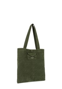 Borsa tote in suede verde oliva con due manici, un taschino anteriore con patta e chiusura a scatto. Texture liscia con dettagli di cucitura.