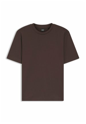 T-shirt à manches courtes marron foncé avec un col rond et une petite étiquette noire BOSS à l'intérieur du col arrière.