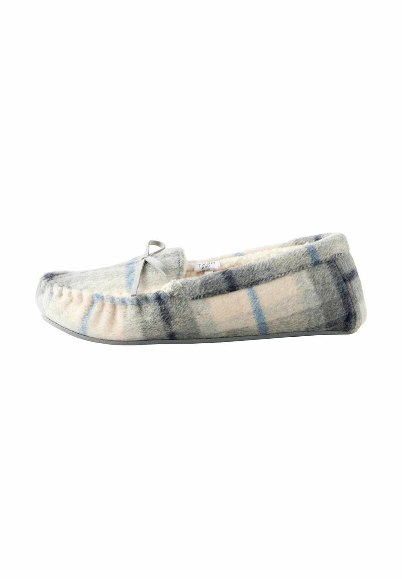 Pantoufle à carreaux gris et crème, fabriquée en tissu doux avec une doublure en peluche. Dispose d'un bout arrondi, de coutures contrastées et d'un nœud décoratif.