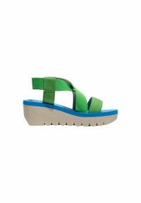 Sandali platform verde e blu con cinturini testurizzati, dotati di una spessa suola bianca con bordi ondulati e una cinghia alla caviglia regolabile.
