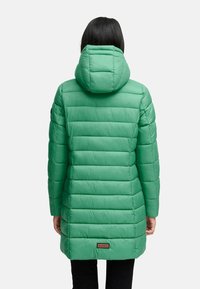 Groene pufferjas met een capuchon, heeft gewatteerde panels, een middellange snit en een merkteken aan de zoom. Soepele textuur.
