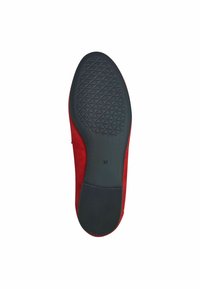 Červená sametová bota s plochou černou gumovou podrážkou, která má texturovaný protiskluzový vzor a na boku je vyraženo číslo 37.