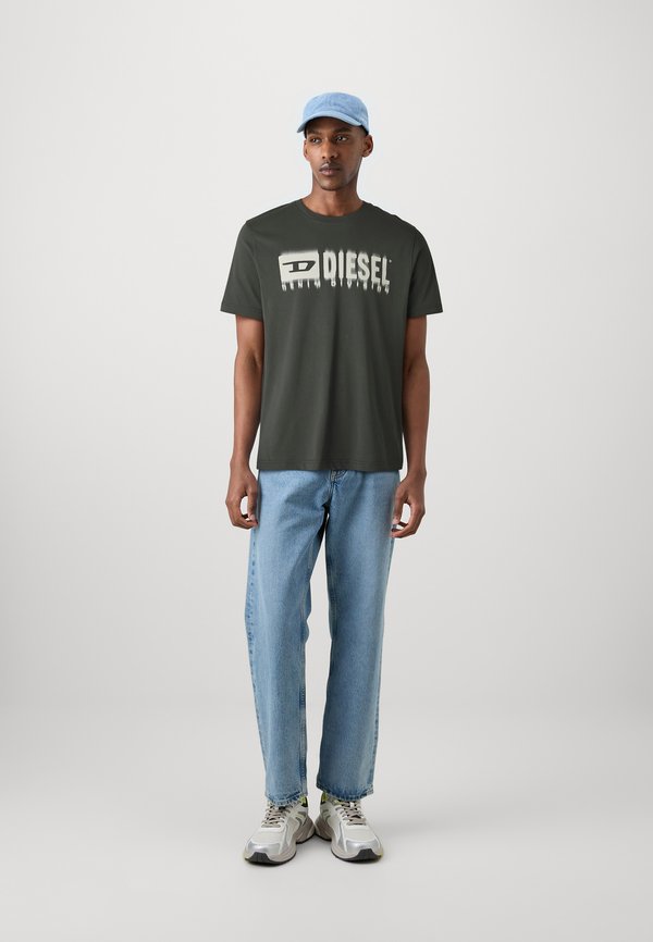 ADJUST - Print T-shirt - ah93r3