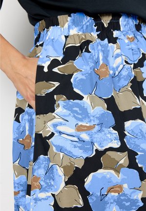 Jupe fleurie avec un fond noir orné de grandes fleurs bleues et beiges, taille élastique et poches latérales. Texture de tissu lisse.