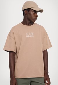 EA7 Emporio Armani UNISEX - Apdrukāts T-krekls - portabella