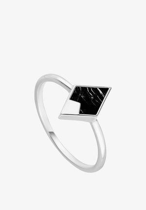 Silberner Ring mit einem geometrischen Design und schwarzem marmoriertem Einsatz, der eine diamantähnliche Form und eine glatte, polierte Oberfläche zeigt.