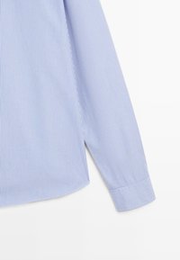 Camicia a maniche lunghe a righe azzurro chiaro e bianco, con colletto classico e polsini con bottoni; materiale in cotone dalla texture liscia.