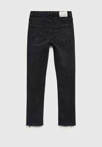 Černé džíny z denimu s vysokým pasem, slim fit, pěti kapsami a nerovným lemem u kotníků. Štítek je viditelný na zadním pasu.