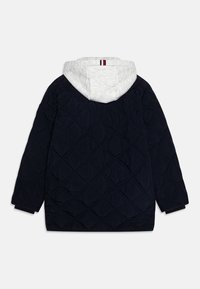 Granatowa pikowana kurtka z szarym kapturem, z wzorem w romby, długimi rękawami i prostym krojem. Prosty design, bez widocznych elementów metalowych.