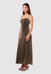 Robe maxi en tissu brun métallique avec des reflets verticaux, dotée de fines bretelles et d'un corsage ajusté qui s'évasent au niveau de l'ourlet.