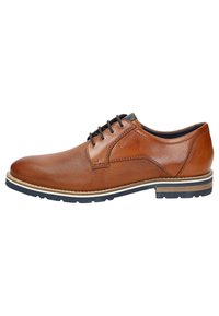 Scarpa in pelle marrone con lacci, caratterizzata da una texture perforata, cuciture a contrasto e una suola bianca e blu navy. Presenta una punta arrotondata e un design classico.
