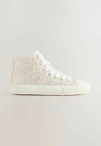 Glitzernder High-Top-Sneaker mit einer strukturierten silbernen Außenseite, weißen Schnürsenkeln und einer soliden weißen Gummisohle. Verfügt über ein klassisches, rundes Zehendesign.