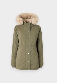 Olivroheline parka, millel on kunstkarvikust kapuuts, eesmistel taskutel, nööbid ja reguleeritav vöökoht. Sile tekstuur ja keskmise reite pikkusega disain.