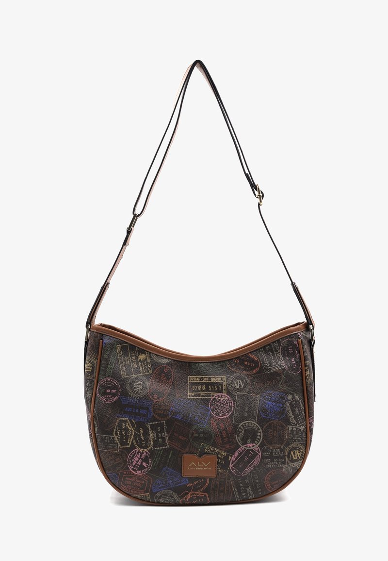 Ruskea olkalaukku, jossa on postimerkkikuvioita, sileä pinta, kaareva muoto ja säädettävä musta hihna. Kullansävyiset yksityiskohdat.