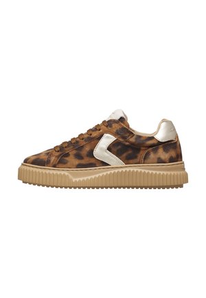 Low-Top-Sneaker mit braunem Leopardenmuster, beiger dicker gerillter Sohle, weißen Lederakzenten und braunen Schnürsenkeln.