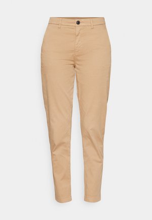 Beige Baumwollhosen mit schmaler Passform, ausgestattet mit einem Knopfverschluss und standardmäßigen Gürtelschlaufen; glatte Textur und taillierter Beinanschnitt.