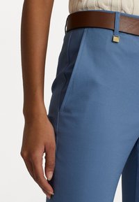 Lauren Ralph Lauren DOUBLE FACED STRETCH COTTON TROUSER - Housut - pale azure