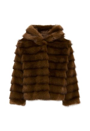 Veste en fausse fourrure marron avec des rayures texturées horizontales, manches longues et col plié, présentée sur un fond blanc.
