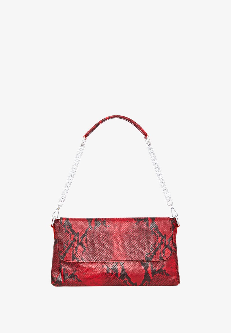 Czerwona torebka w panterkę z klapą, srebrnym łańcuszkiem, gładką skórzaną teksturą i kontrastującymi czarnymi akcentami.