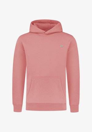 Lyserød hoodie lavet af blødt stof, med en frontlomme, ribbetræk ved ærmerne og et lille logo på brystet.