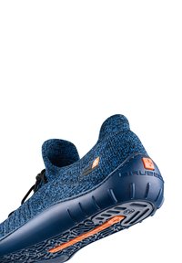 Niebieskie dzianinowe buty z teksturowaną cholewką, czarnymi sznurowadłami oraz niebieską gumową podeszwą z pomarańczowym akcentem i detalami marki.