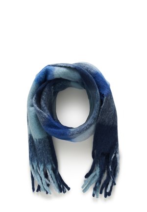 Modrý gradient šátek vyrobený z měkké tkaniny. Obsahuje různé odstíny od světle modré po tmavě modrou, s třásněmi na koncích pro zvýšení textury.