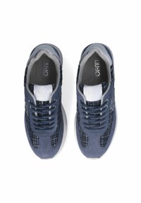Sneakers blu navy con tomaia in pelle scamosciata e tessuto testurizzato, punta tonda, sei fori per i lacci e suola in gomma. Presenta il logo sul lato e colletto imbottito.