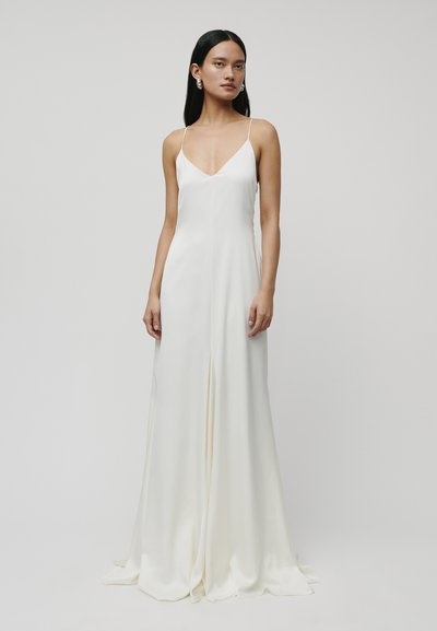 Robe de soirée en satin blanc avec un décolleté en V profond et des fines bretelles, présentant une fente à l'avant, un design fluide et une texture lisse et brillante.