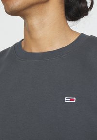 Tommy Jeans REGULAR C NECK - Sudadera - new charcoal