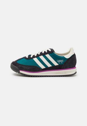 Niskie trampki Adidas SL '72 w kolorze morskim i czarnym z białymi paskami, białymi sznurówkami, fioletowym paskiem na śródpodeszwie i fakturowaną czarną podeszwą.