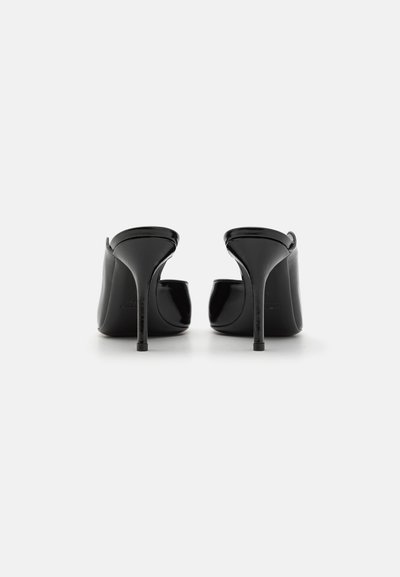 Mule-uri negre cu toc înalt, cu un finisaj neted și lucios, având spatele deschis și un toc stiletto subțire; design minimalist cu linii elegante.
