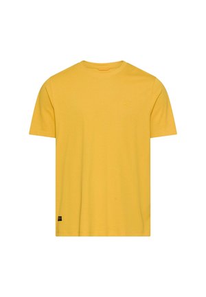 Einfaches gelbes T-Shirt mit kurzen Ärmeln, Rundhalsausschnitt und kleinem schwarzem Etikett nahe dem unteren Saum vor weißem Hintergrund.