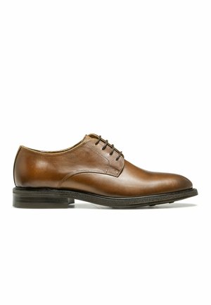 Chaussure habillée en cuir marron avec une finition lisse, un design à lacets, un bout arrondi et une semelle en caoutchouc plate pour la durabilité et le confort.