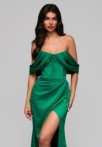 Groene satijnen avondjurk met off-shoulder gedrapeerde mouwen, aansluitende lijfje en een hoge split tot boven de dij, met een gladde textuur en subtiele plooien.