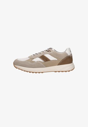 Lage sneaker in beige, wit en bruin met veters aan de voorkant, van suède en mesh materiaal, en een textuurachtige bruine hielpaneel.