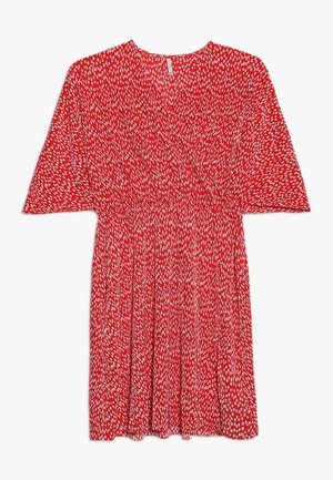 Robe courte rouge avec petit motif floral blanc, manches courtes larges et encolure ronde.